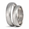 ZJTGR5-002-2-Trouwringen-van-titanium-gehamerd-titanium-5mm.webp