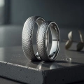 ZJTGR5-002-3-Trouwringen-van-titanium-gehamerd-titanium-5mm.webp