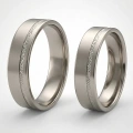 ZJTGR5-004-2-Trouwringen-van-titanium-en-gediamanteerd-zilver-5mm.webp