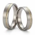 ZJTGR5-005-2-Trauringe-aus-Titan-und-diamantiertem-Gold-5mm.webp
