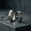 ZJTGR5-005-4-Trauringe-aus-Titan-und-diamantiertem-Gold-5mm.webp