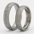 ZJTGR5-007-2-Trouwringen-van-titanium-dwarsgeborsteld-titanium-5mm.webp