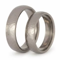 ZJTGR5-008-2-Trauringe-aus-Titan-ziseliertes-Titan-5mm.webp