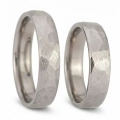 ZJTGR5-009-2-Trouwringen-van-titanium-geometrisch-gepolijst-titanium-5mm.webp