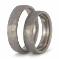 ZJTGR5-010-1-Trauringe-aus-Titan-geometrisch-satiniertes-Titan-5mm.webp