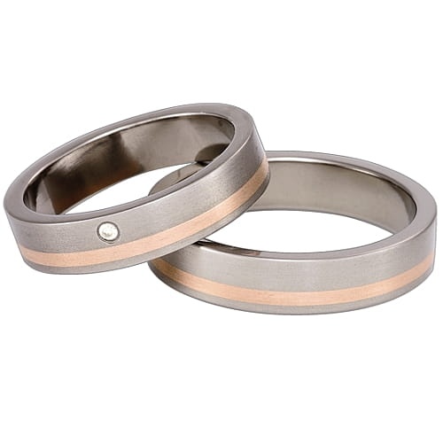 Obrączki z tytanu i czerwonego złota z diamentem