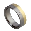 AH-Ślubna-1-Trouwring-van-titanium-en-geelgoud-met-diamant-002ct.webp