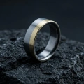 AH-Ślubna-3-Trouwring-van-titanium-en-geelgoud-7mm.webp