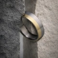 AH-Ślubna-4-Trouwring-van-titanium-en-geelgoud-7mm.webp