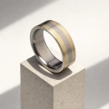 AH-Trio-3-Trouwring-van-titanium-en-geelgoud-8-mm.webp