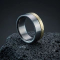 AH-Sabina-biczowana-2-Trouwring-van-titanium-en-geelgoud-10-mm.webp