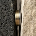 AH-Bez-slow-5-Snubní-prsten-z-titanu-žlutého-a-bílého-zlata-8-mm.webp