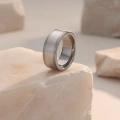 AH-Hardy-2-Trouwring-van-titanium-en-witgoud-10-mm.webp