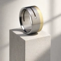 AH-Vagina-2-Trauring-aus-Titan-und-Gelbgold-mit-Diamant-10-mm.webp