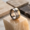 AH-Vagina-4-Trauring-aus-Titan-und-Gelbgold-mit-Diamant-10-mm.webp