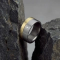AH-Sabina-biczowana-z-brylantem-5-titanring-gelbgold-gehammert-brillant-matt.webp