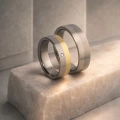 AH-Slubne-2-titanium-trouwringen-goud-mat-briljant-handgemaakt.webp