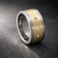 AH-Hardy-z-diamentami-3-matte-titanium-trouwring-geelgoud-diamanten.webp
