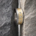 AH-Hardy-z-diamentami-5-matny-titanovy-prsten-14k-zlato-diamanty.webp