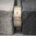 AH-Hardy-z-diamentami-6-matte-titanium-trouwring-geelgoud-diamanten.webp