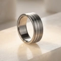 AH-Zebra-3-breiter-matter-titanring-silber-flach.webp