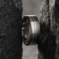 AH-Zebra-8-breiter-matter-titanring-silber-flach.webp