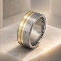 AH-Zebra-złota-z-diamentami-2-titanium-trouwring-goud-diamanten.webp
