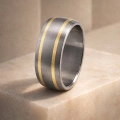 AH-Barrel-gold-2-siroky-matny-titanovy-prsten-zlato.webp