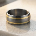 AH-Barrel-gold-3-siroky-matny-titanovy-prsten-zlato.webp
