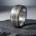 AH-Barrel-gold-6-brede-matte-titanium-ring-geelgoud.webp