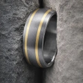 AH-Barrel-gold-7-brede-matte-titanium-ring-geelgoud.webp