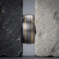 AH-Barrel-gold-8-brede-matte-titanium-ring-geelgoud.webp