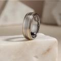 AH-Barrel-2-gold-2-matte-titanium-ring-geelgoud-7mm.webp