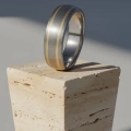 AH-Barrel-2-gold-4-matte-titanium-ring-geelgoud-7mm.webp