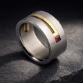 AH-Carre-rubin-G-4-titanium-trouwring-geelgoud-robijn-mat.webp