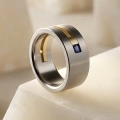 AH-Carre-szafir-G-2-brede-matte-titanium-ring-geelgoud-saffier.webp
