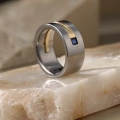 AH-Carre-szafir-G-3-brede-matte-titanium-ring-geelgoud-saffier.webp