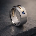 AH-Carre-szafir-G-4-brede-matte-titanium-ring-geelgoud-saffier.webp