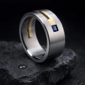 AH-Carre-szafir-G-5-brede-matte-titanium-ring-geelgoud-saffier.webp