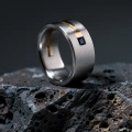 AH-Carre-szafir-G-6-brede-matte-titanium-ring-geelgoud-saffier.webp