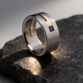AH-Carre-szafir-G-7-breiter-titanring-gelbgold-saphir.webp