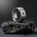 AH-Carre-szafir-S-5-titanovy-prsten-stribro-safir-matny.webp