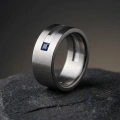 AH-Carre-szafir-S-7-matte-titanium-ring-zilver-saffier.webp
