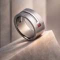 AH-Carre-rubin-S-2-matte-titanium-ring-zilver-robijn.webp