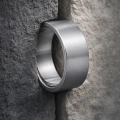 AH-D-sam-8-brede-matte-titanium-ring-plat.webp