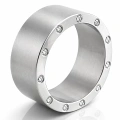 AH-D-Sam-diamonds-1-siroky-matny-titanovy-prsten-s-diamanty.webp