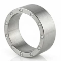 AH-D-Sam-diamonds-2-siroky-matny-titanovy-prsten-s-diamanty.webp