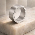 AH-D-Sam-diamonds-3-breiter-matter-titanring-diamanten-kante.webp