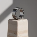 AH-D-Sam-diamonds-4-breiter-matter-titanring-diamanten-kante.webp