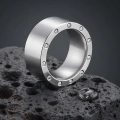 AH-D-Sam-diamonds-8-siroky-matny-titanovy-prsten-s-diamanty.webp